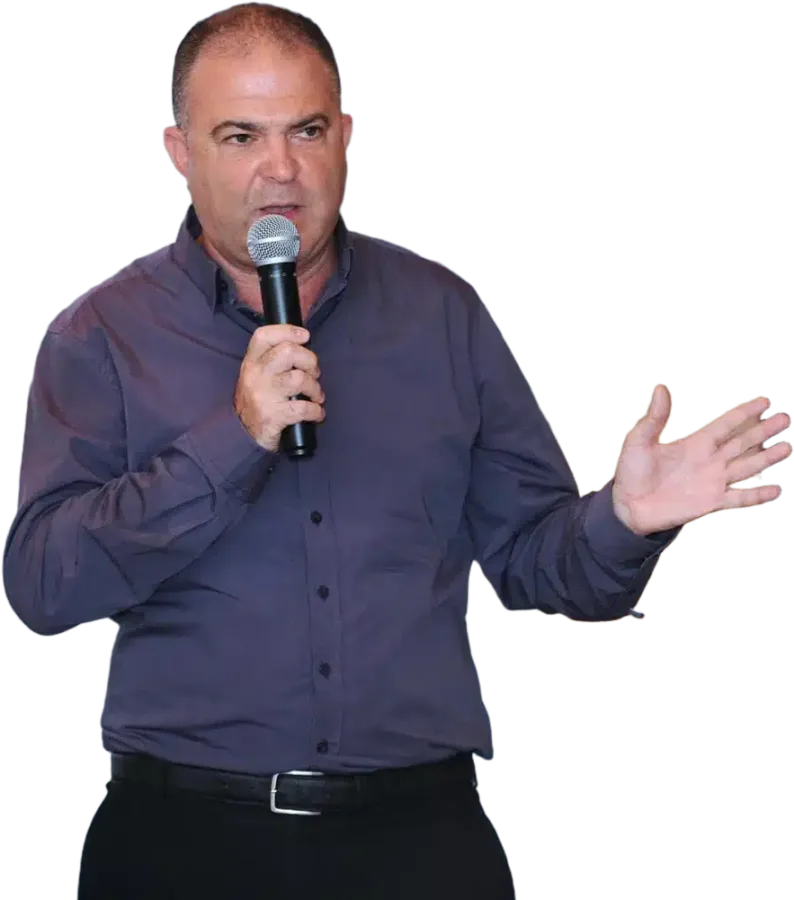 שלומי לחנה על הבמה, מדבר במיקרופון ומסביר בתנועת יד